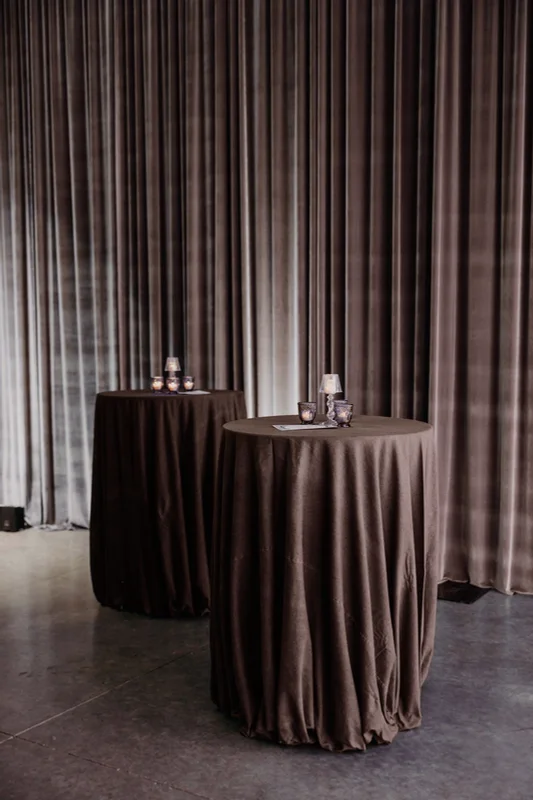 Tables hautes drapées de velours